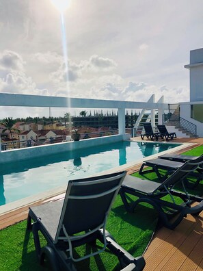 2 outdoor pools