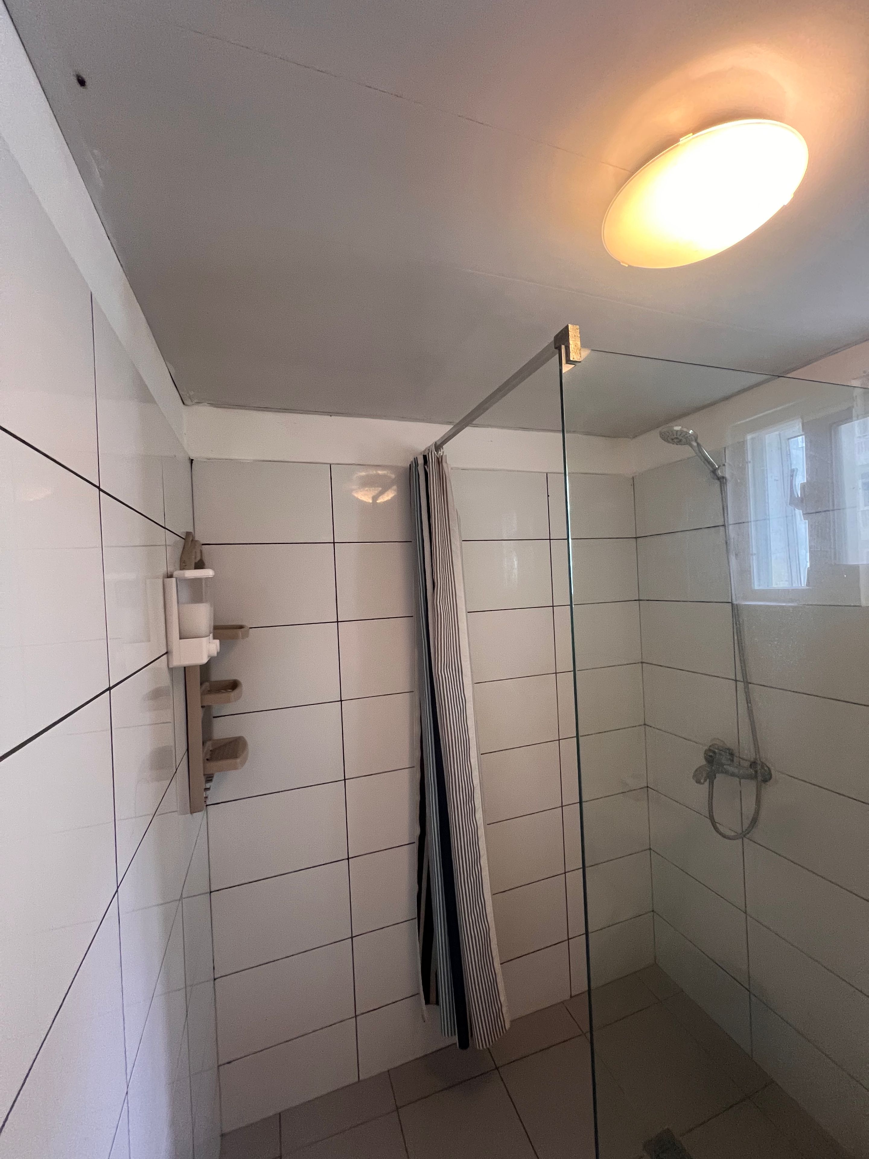 Estudio clásico, balcón, vista a la alberca | Baño | Regadera, secadora de cabello, toallas, jabón 