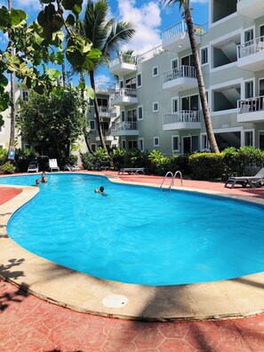 2 outdoor pools