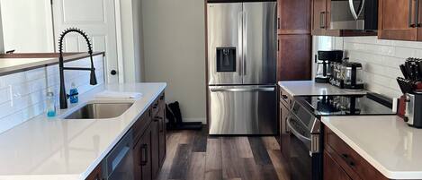 Micro-ondes, four, plaque de cuisson, lave-vaisselle