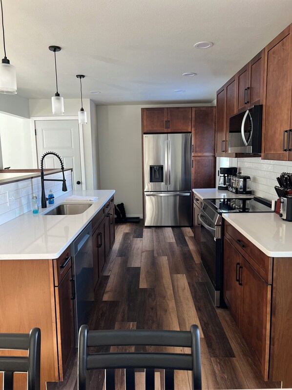 Microwave, oven, stovetop, dishwasher - Modern Retreat Steps From Granite Peak Ski Lift (Wausau)