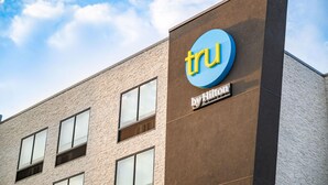A building with a 'tru by Hilton' sign on the side. - Tru By Hilton Grimes Des Moines (Grimes)