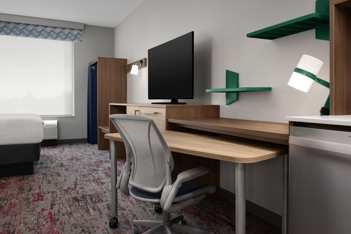 Studio Suite, 1 King Bed | Desk, laptop workspace, iron/ironing board, WiFi (free)