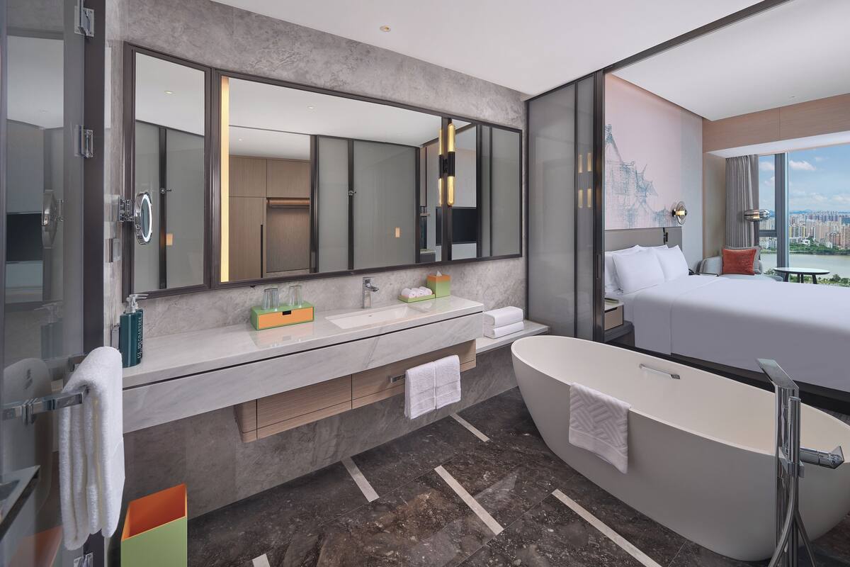 Chambre exécutive, 1 trÚs grand lit, vue sur le fleuve | Minibar, bureau, fer et planche à repasser, accÚs au Wi-Fi (inclus)