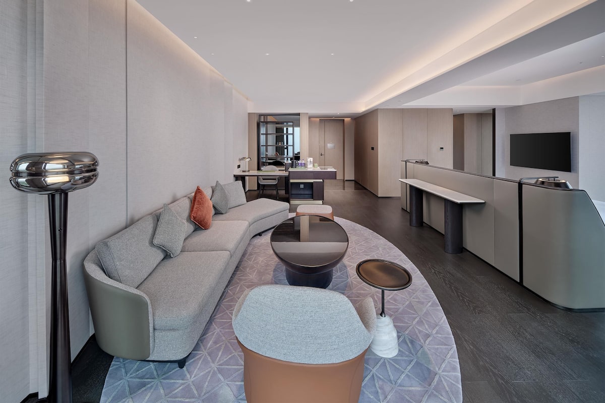 Deluxe Suite, 1 King Bed | Living area