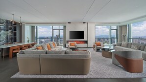 Suite – president, 1 kingsize-seng | Oppholdsområde | En 55-tommers LCD-TV med Parabol-TV
