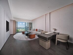 Deluxe Suite, 1 King Bed | Free WiFi