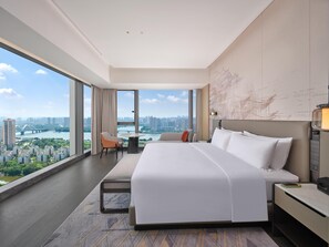 Deluxe Suite, 1 King Bed | Down comforters, minibar, desk, iron/ironing board - Hilton Huizhou (Huizhou)