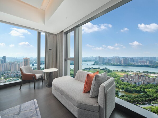 Suite Premium, 1 cama King size | Área de sala de estar | Televisión LCD de 55 pulgadas con canales vía satélite 