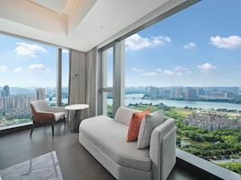 尊荣套房, 1 张特大床 | 起居区 | 55-英寸液晶电视（配备卫星频道）