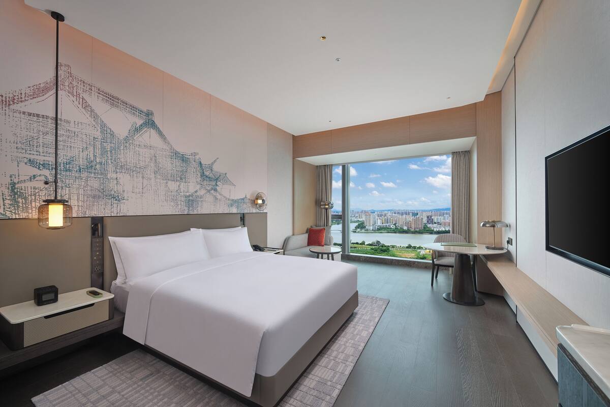 Chambre Deluxe, 1 trĂšs grand lit, vue sur le fleuve | Minibar, bureau, fer et planche Ă repasser, accĂšs au Wi-Fi (inclus)