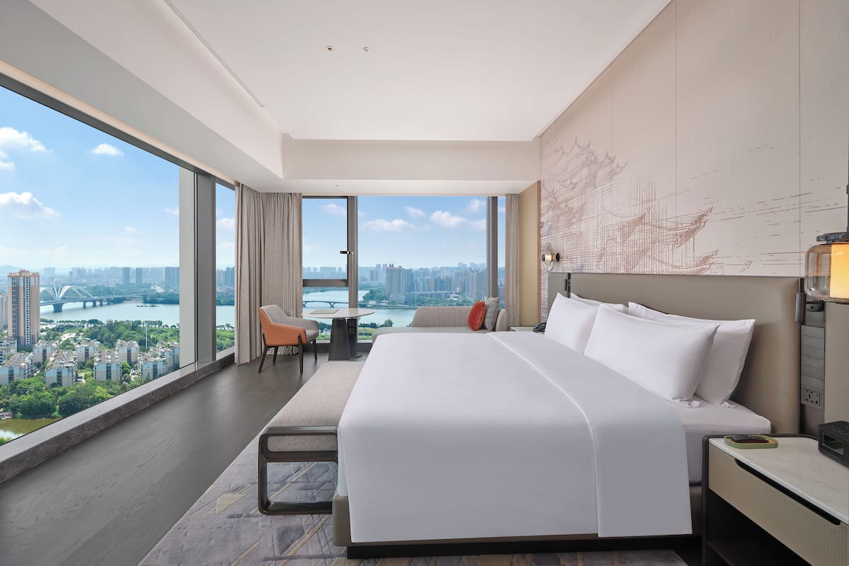 Deluxe Suite, 1 King Bed | Living area