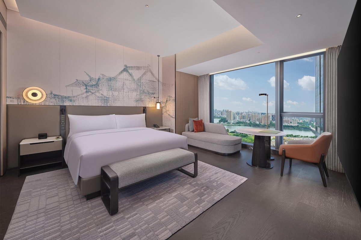 Executive Room, 1 King Bed (Deluxe) | Free WiFi