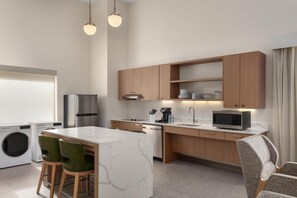 Suite, 1 cama de matrimonio grande, bañera (Mobility & Hearing, Washer/Dryer) | Cocina privada
