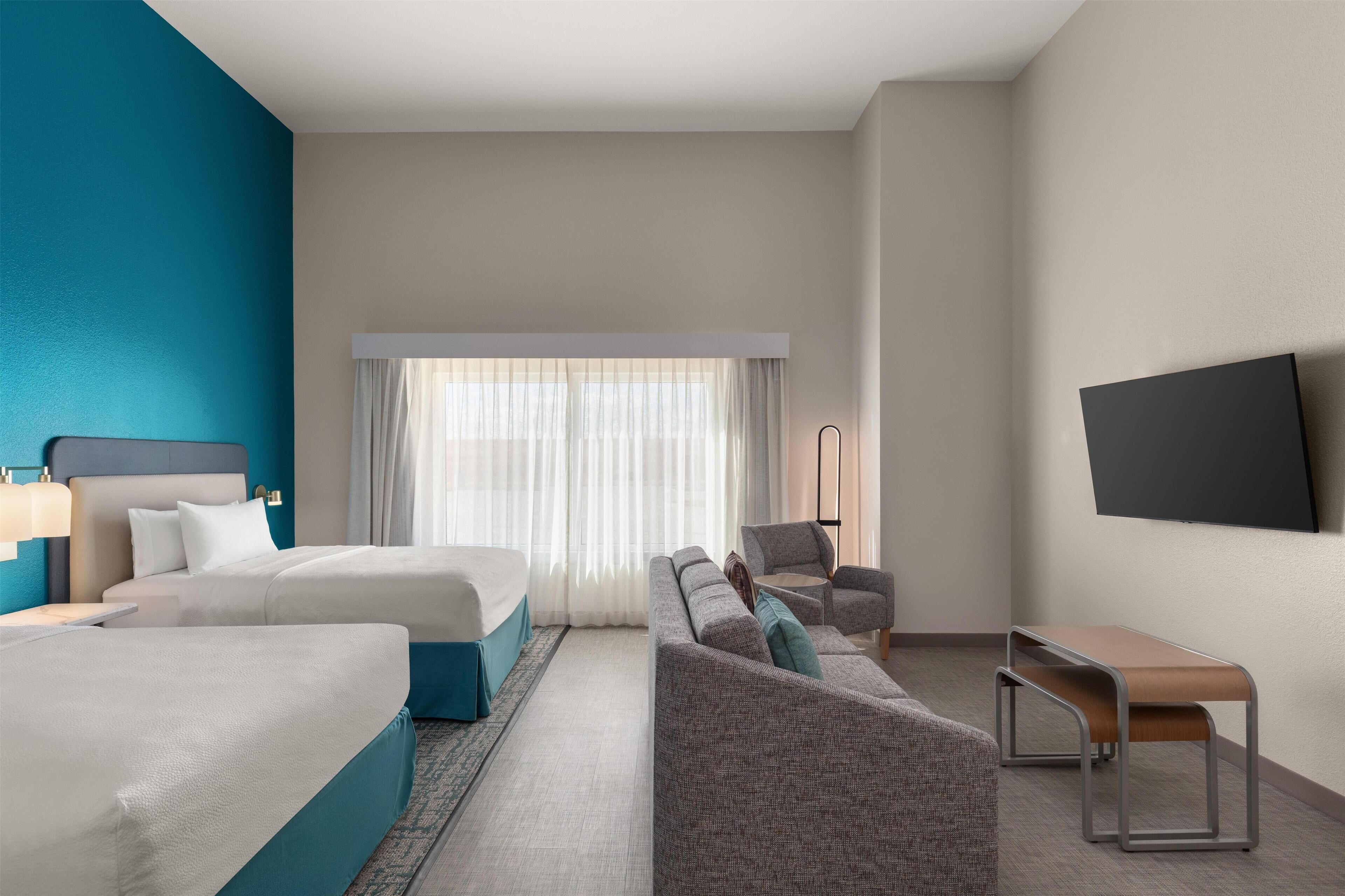 Studio, 2 Queen Beds, Accessible, Bathtub (Mobility & Hearing) | Living area