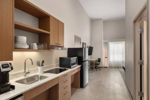 Suite, 1 King Bed, Accessible (Mob/Hear, Roll-in Shower, Efficiency) | Private kitchen