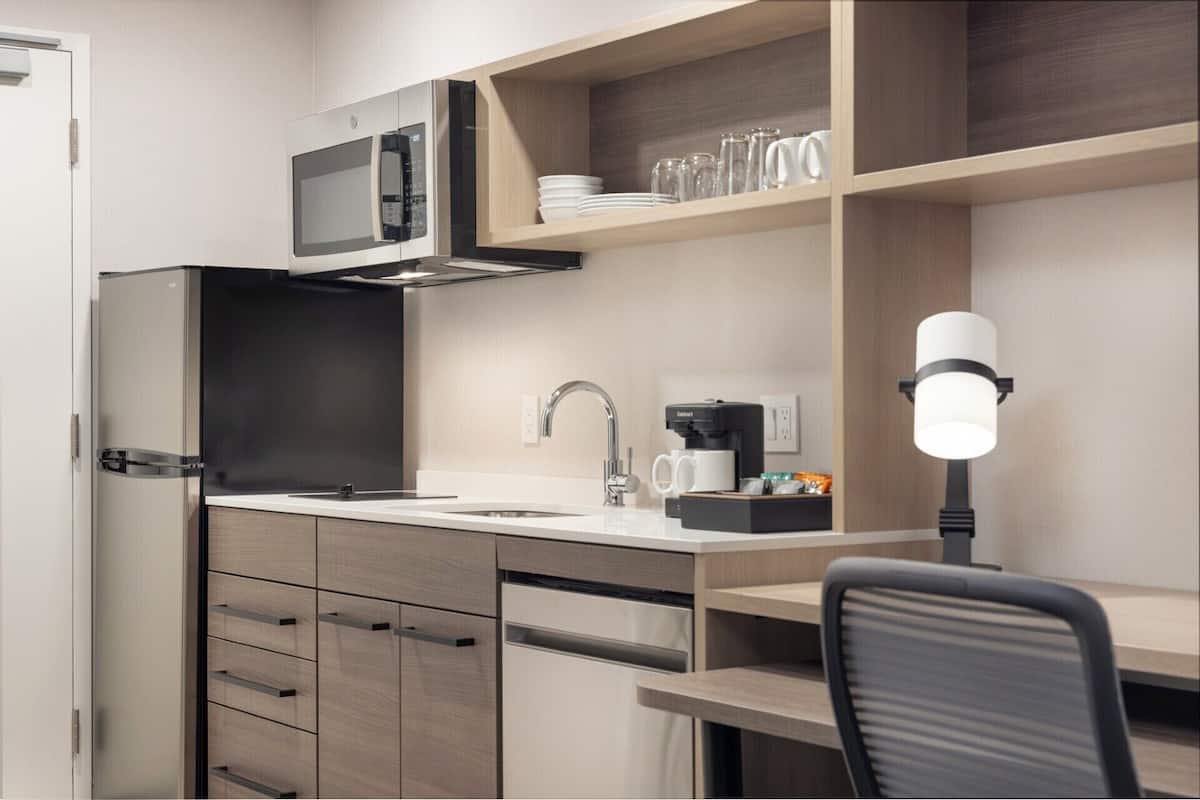 Frigorífico grande, microondas, placa de cocina y lavavajillas