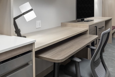 Escritorio, espacio para trabajar con laptop y cortinas blackout . Home2 Suites By Hilton Kittery