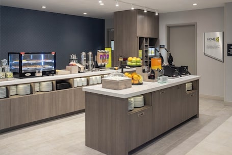 Desayuno buffet incluido todos los días . Home2 Suites By Hilton Kittery
