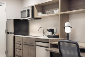 Full-sized fridge, microwave, stovetop, dishwasher