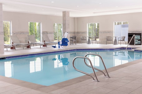 Una piscina techada. Homewood Suites By Hilton Puyallup Tacoma