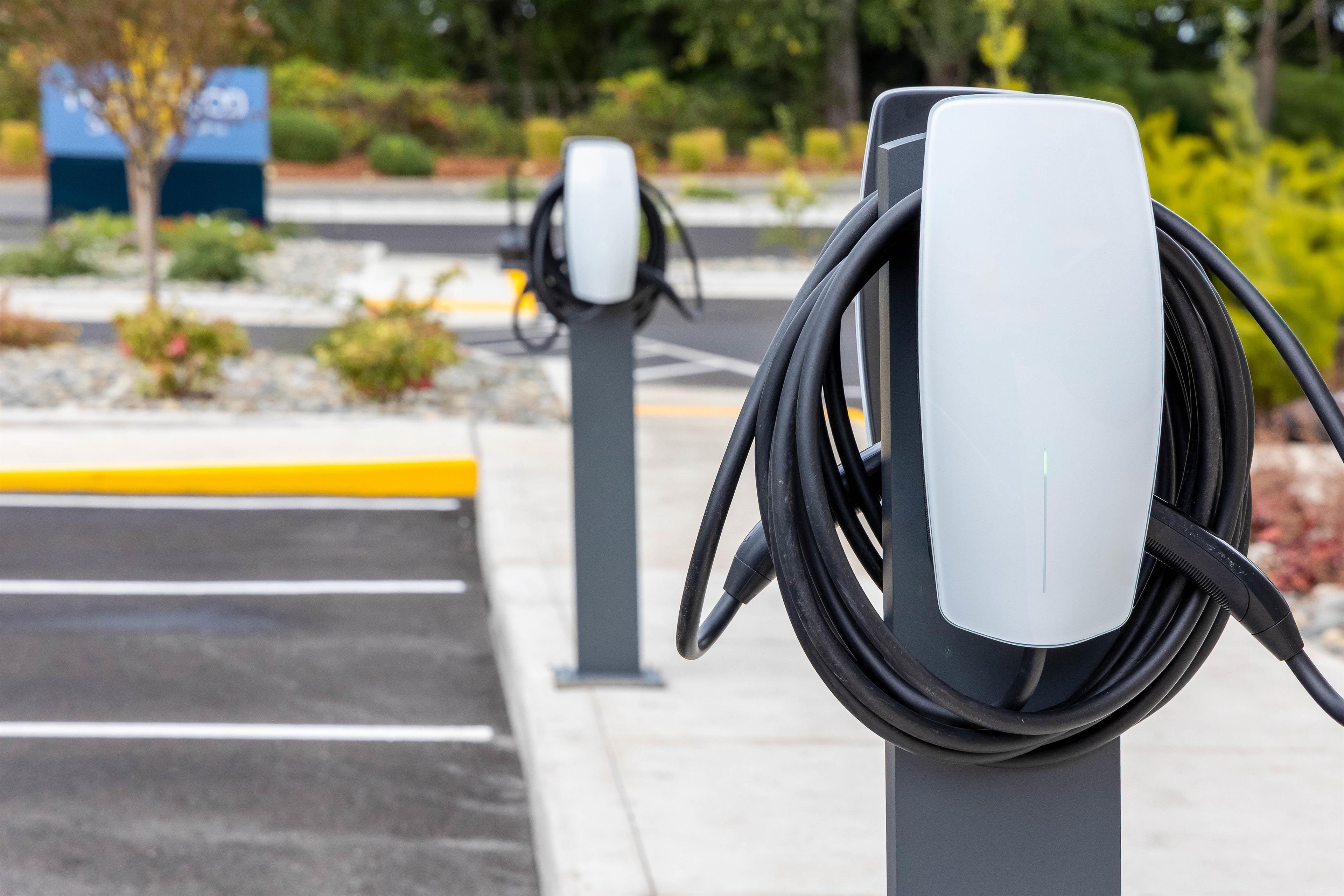 Un espace de stationnement équipé de bornes de recharge pour véhicules électriques.