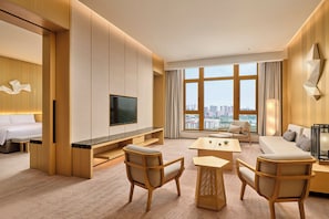 Suite Deluxe, 1 cama de matrimonio grande | Zona de estar | Televisión LED de 55 pulgadas con canales digitales