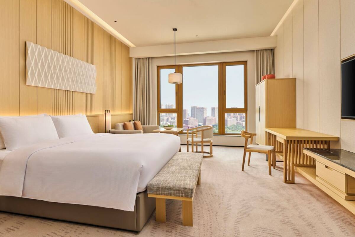 Room, 1 King Bed | In-room safe, blackout drapes, iron/ironing board