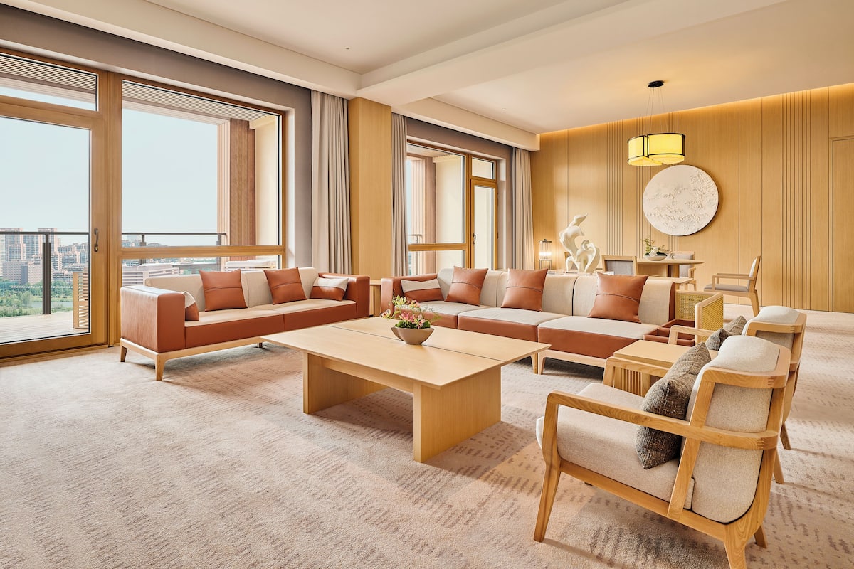 Suite, 1 kingsize-seng (Ambassador) | Oppholdsområde | En 55-tommers LED-TV med digitale kanaler
