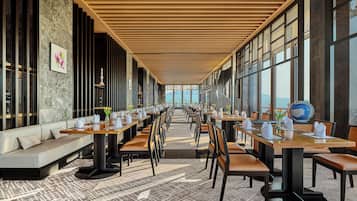 Café da manhã com buffet todos os dias mediante uma taxa