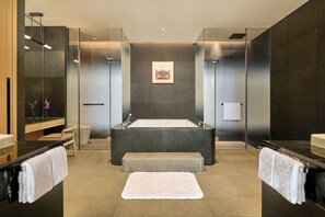 Een aparte badkuip en douche, gratis toiletartikelen, een haardroger