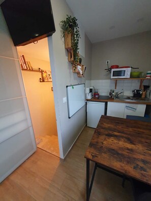 Kylskåp, mikrovågsugn, ugn och spishäll