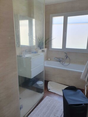 Shower, hair dryer, towels, soap - Peaceful stopover (Valbonne)
