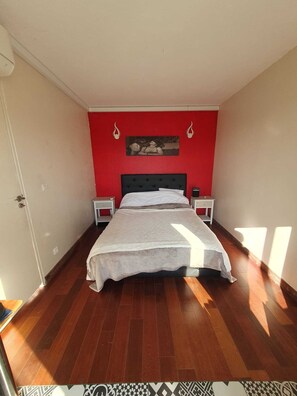 5 bedrooms, iron/ironing board, free WiFi, bed sheets