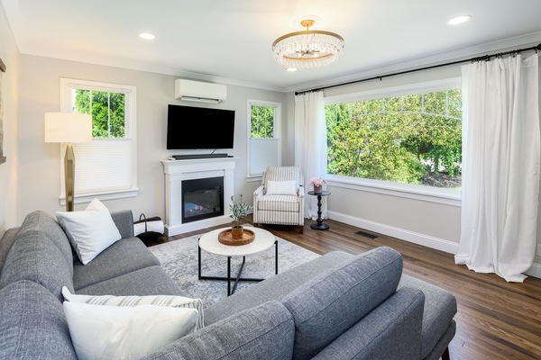 Una Smart TV, una chimenea