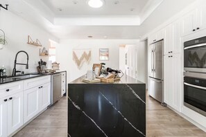 Jääkaappi, mikroaaltouuni, uuni, liesi