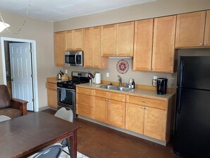 Jääkaappi, mikroaaltouuni, uuni, liesi