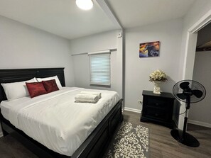 2 bedrooms, iron/ironing board, free WiFi, bed sheets - Charming Main-Level Getaway (Waukegan)