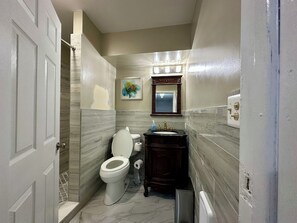 Douche, sèche-cheveux, serviettes fournies, savon