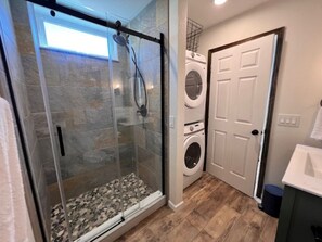 Douche, sèche-cheveux, serviettes fournies, savon