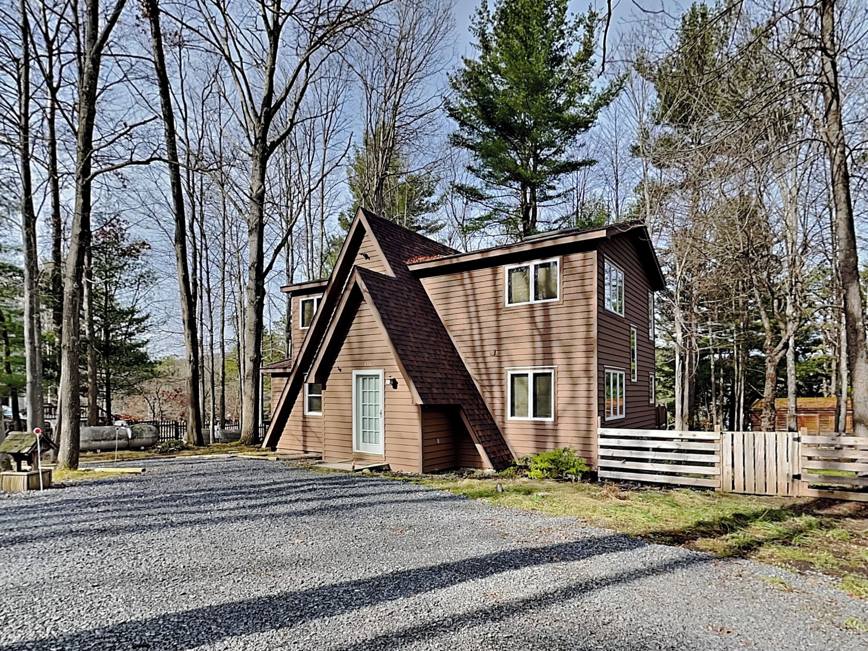 House (3 Bedrooms) | Exterior