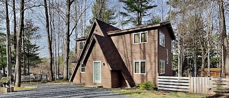 House (3 Bedrooms) | Exterior