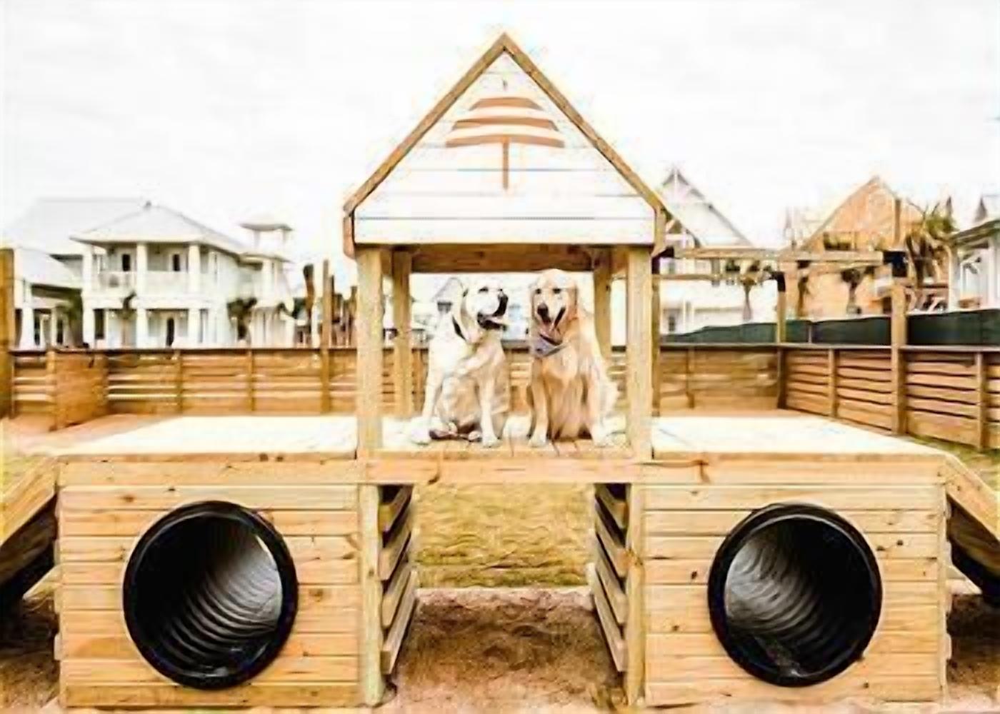 Una caseta de madera para perros con dos grandes aberturas circulares negras en la parte delantera.