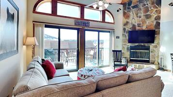 Studio (3 Bedrooms) | Living area | TV, fireplace