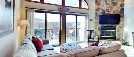 スタジオ (3 Bedrooms) | リビング エリア | テレビ、暖炉