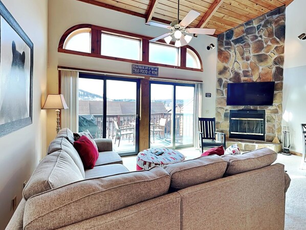 Studio (3 Bedrooms) | Living area