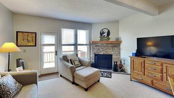 Studio (2 Bedrooms) | Living area | Fireplace