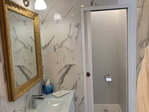 Douche, sèche-cheveux, serviettes fournies, savon