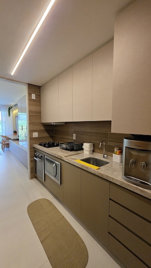 Classic Apartment, Courtyard View | Private kitchen | Fridge, microwave, oven, stovetop