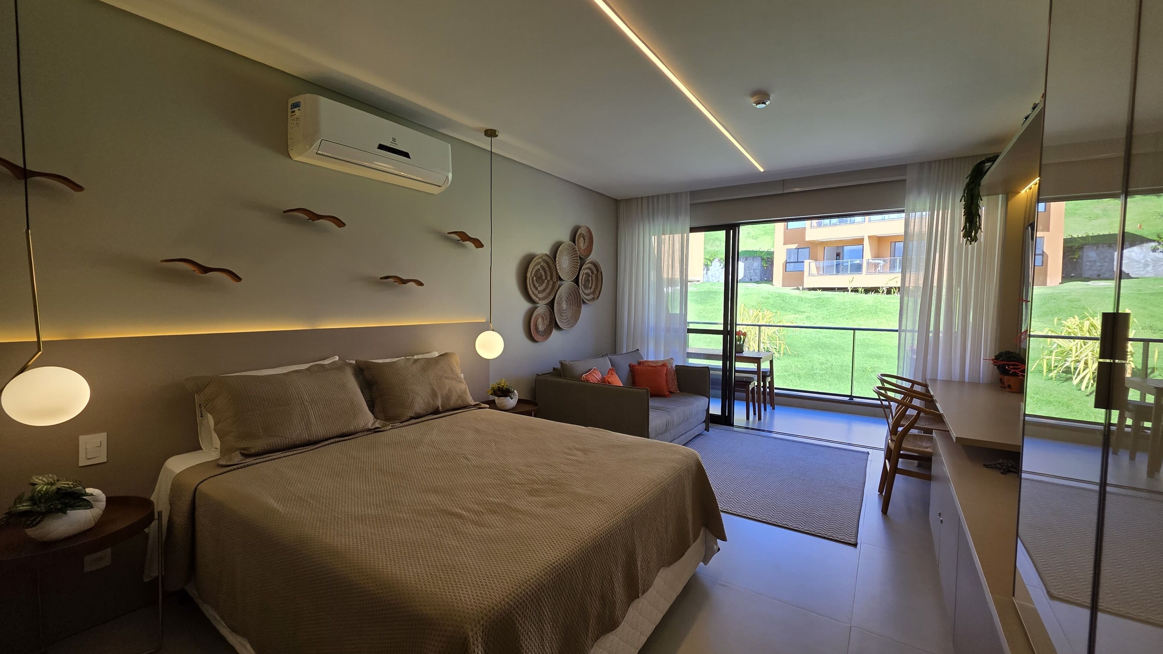 Espacio para trabajar con laptop y wifi gratis 